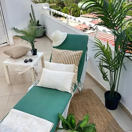 Malibu Park Luna Apartment